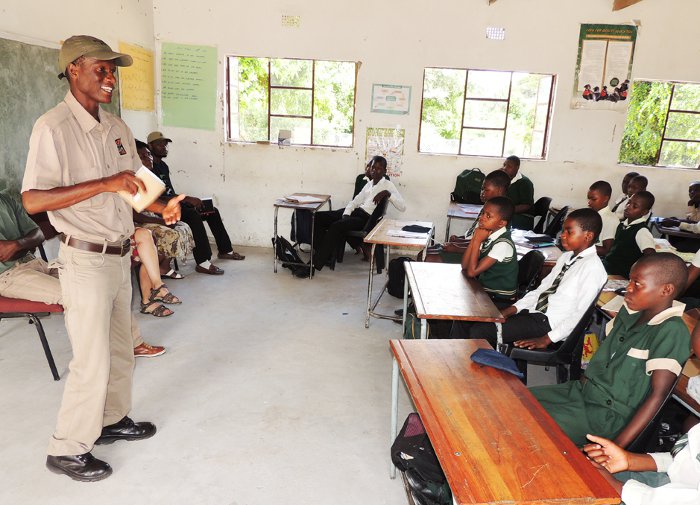 Thulani Thusi teaching a conservation class.