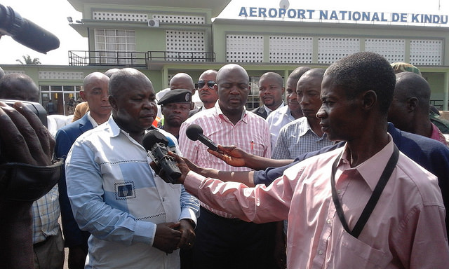 The governor, Tutu Salumu Pascal, came to the airport for the shipment and made a public warning of the illegality of all parrot captures and trade in the Province of Maniema.