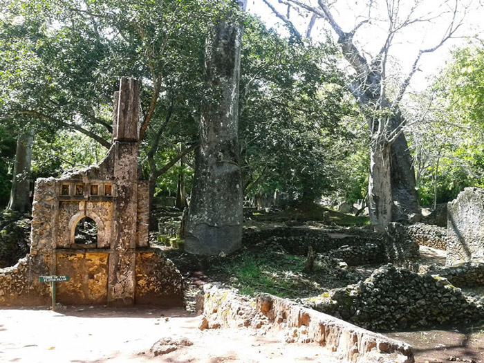 Gede-ruins-tomb