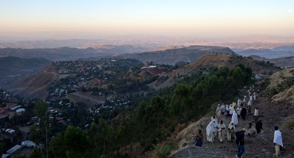 People walk early in the morning to the highest church in Lalibela ©Itay Chen