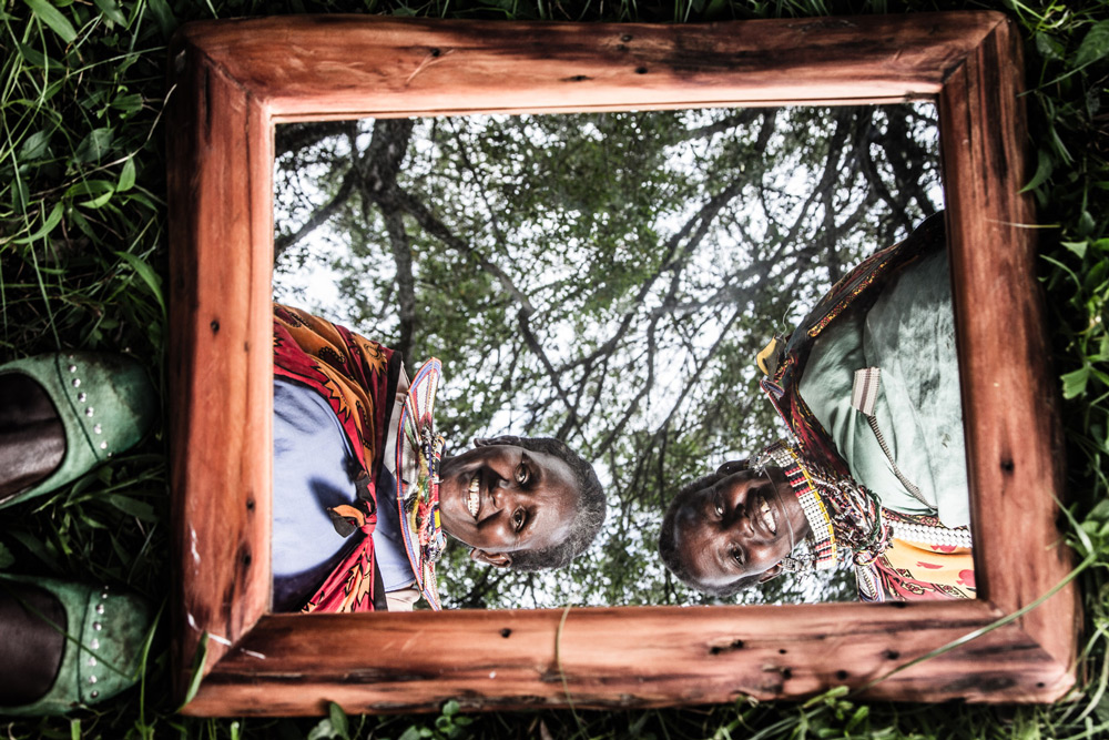 maasai-women-mirror-stuart-butler