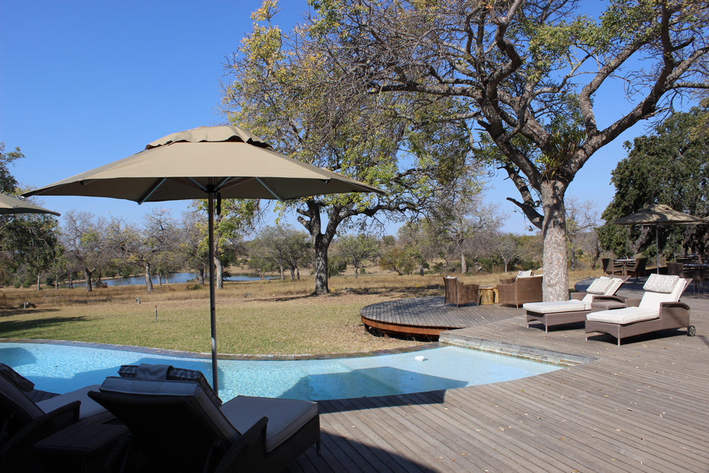 Relaxed pool deck vibes at Makanyi Lodge ©Simon Espley