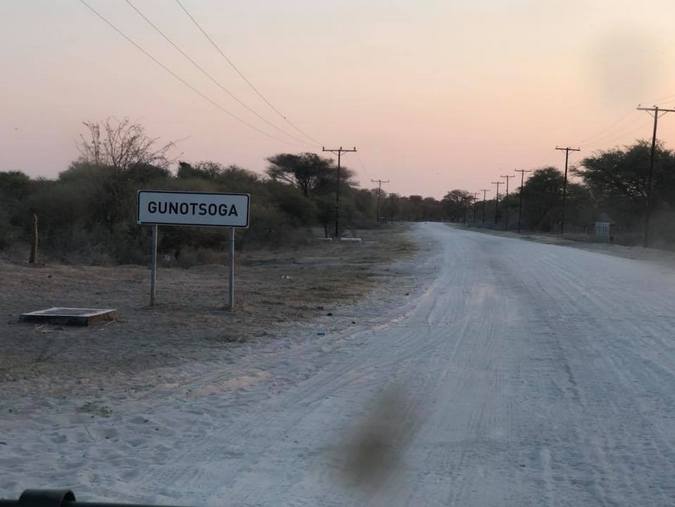 Gravel road to Gunotsoga in Botswana