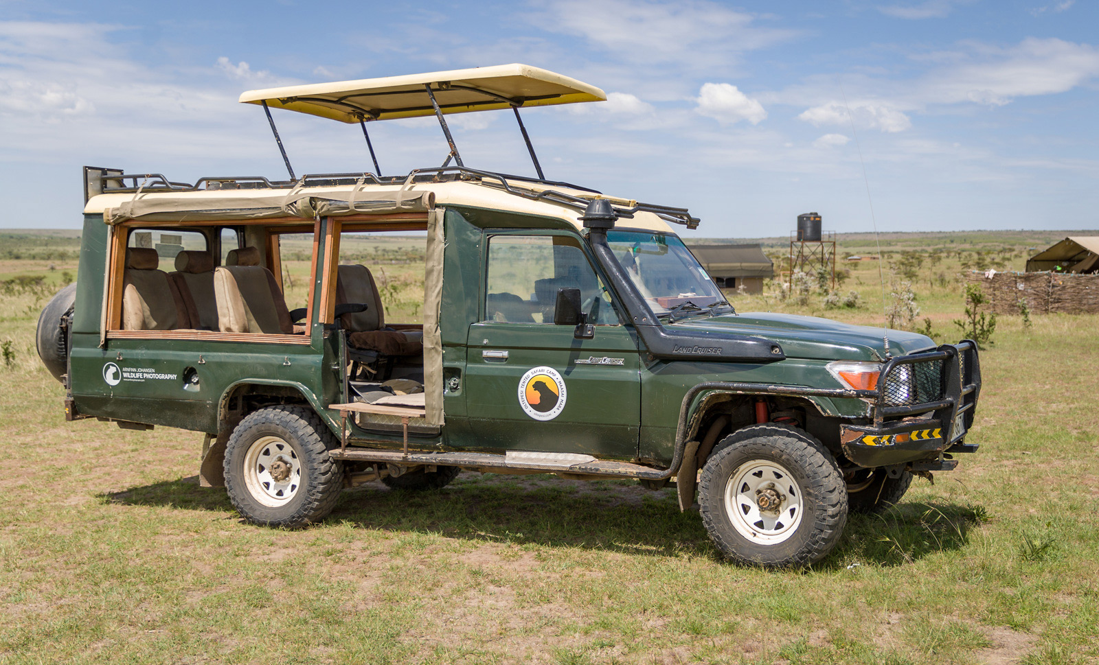 The safari vehicle has been specially designed to accommodate photographers © Ruzdi Ekenheim