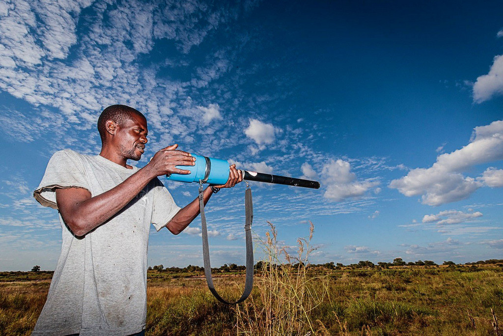 Man demonstrating the chilli 'gun'