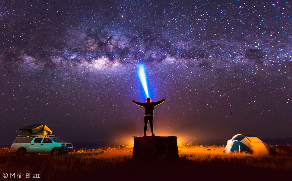 Girl watching falling star alone seating on roof top, city background, 4K  wallpaper, city at night, night city skyline, city skyline, beautiful city  skyline view, view of the city, Generative AI Stock